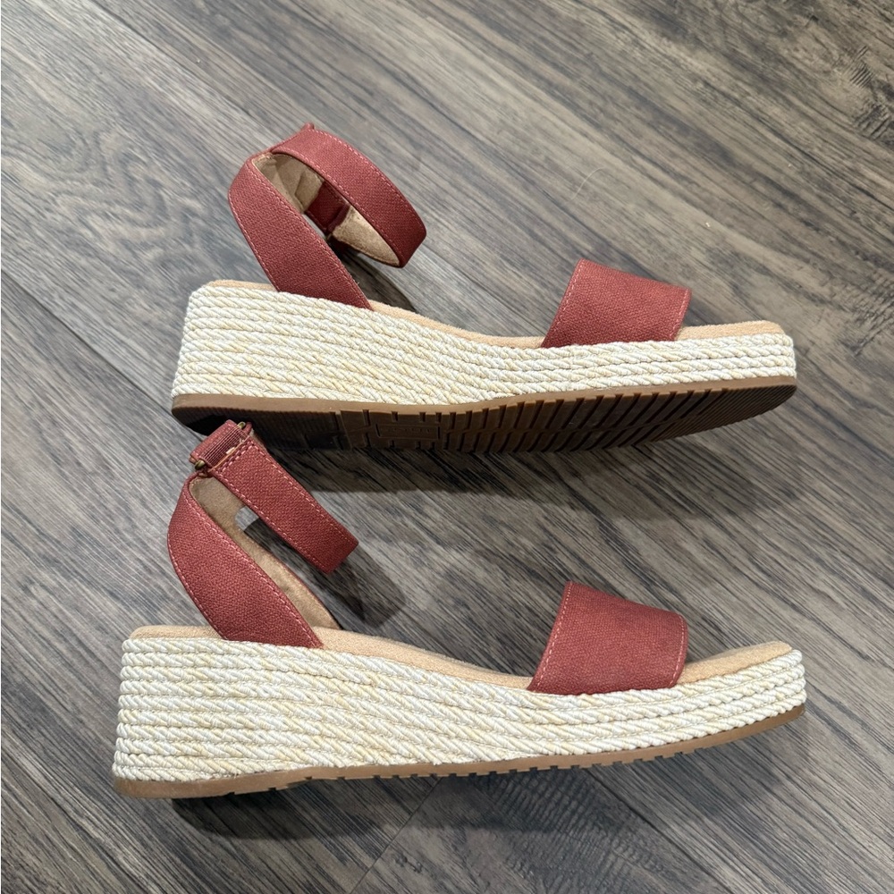 SOUL Naturalizer Women's Burgundy Espadrilles - Picture 2 of 4